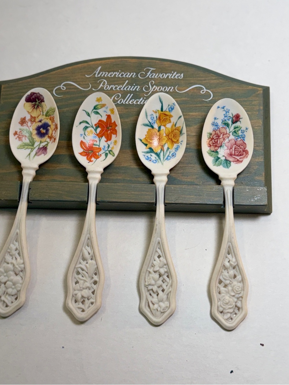 4 Avon Porcelain American Favorites Flower Spoons 1989 Lily Rose Pansy Daffodil - Picture 6 of 7